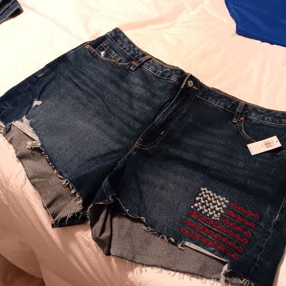 Distressed Denim Shorts w/ American Flag Patch – Size 22 - Picture 4 of 7